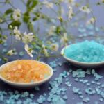 sól morska, produkt naturalny, terapia, relaks, sól niebieska, sól pomarańczowa, kryształy, gipsówka, białe kwiaty